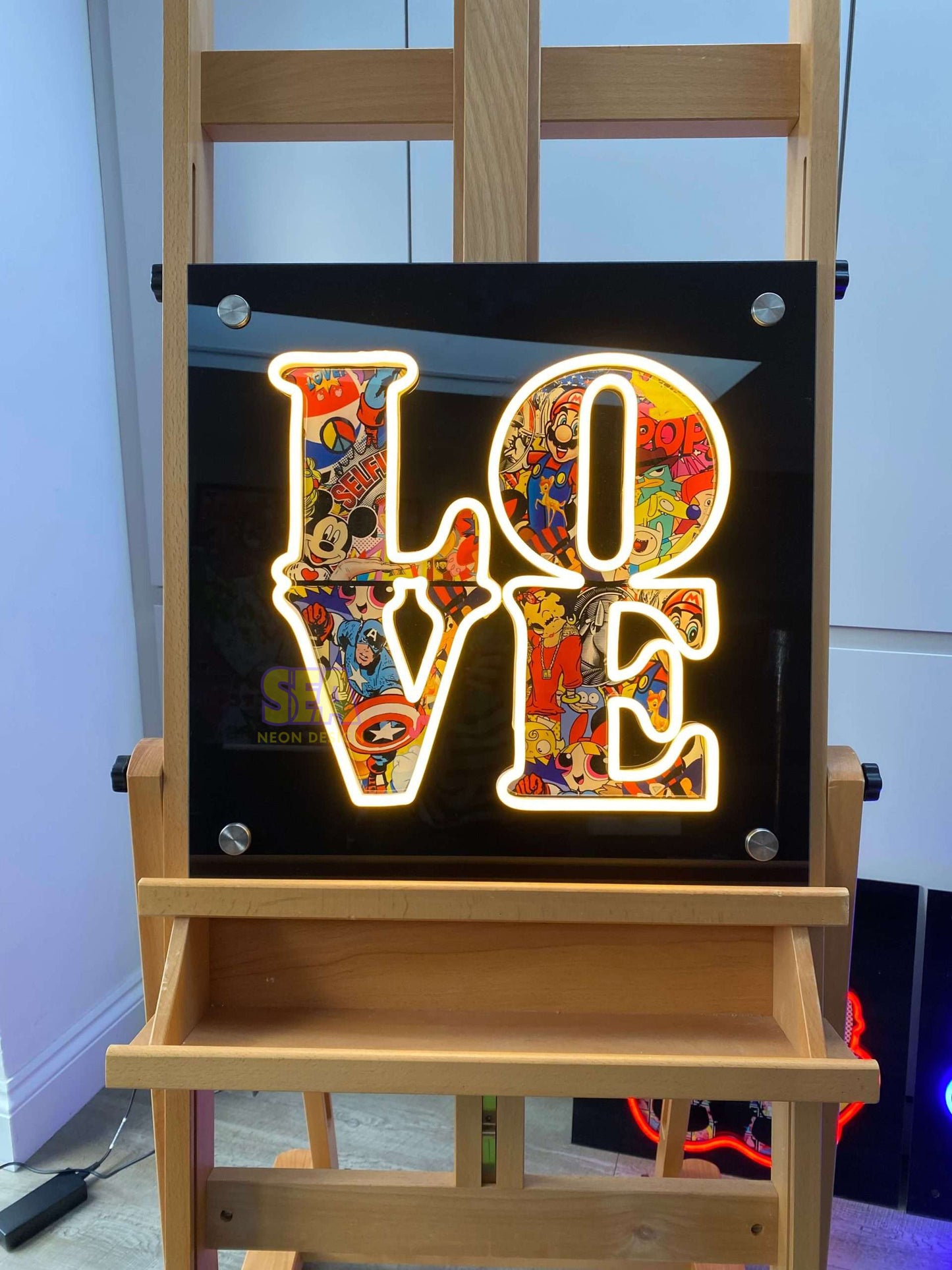 "Love" Modern Neon Tabela