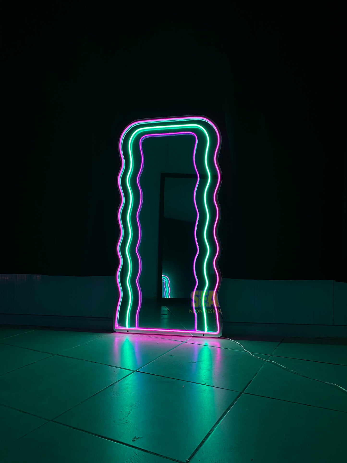 'Dalgalı' Neon Ayna