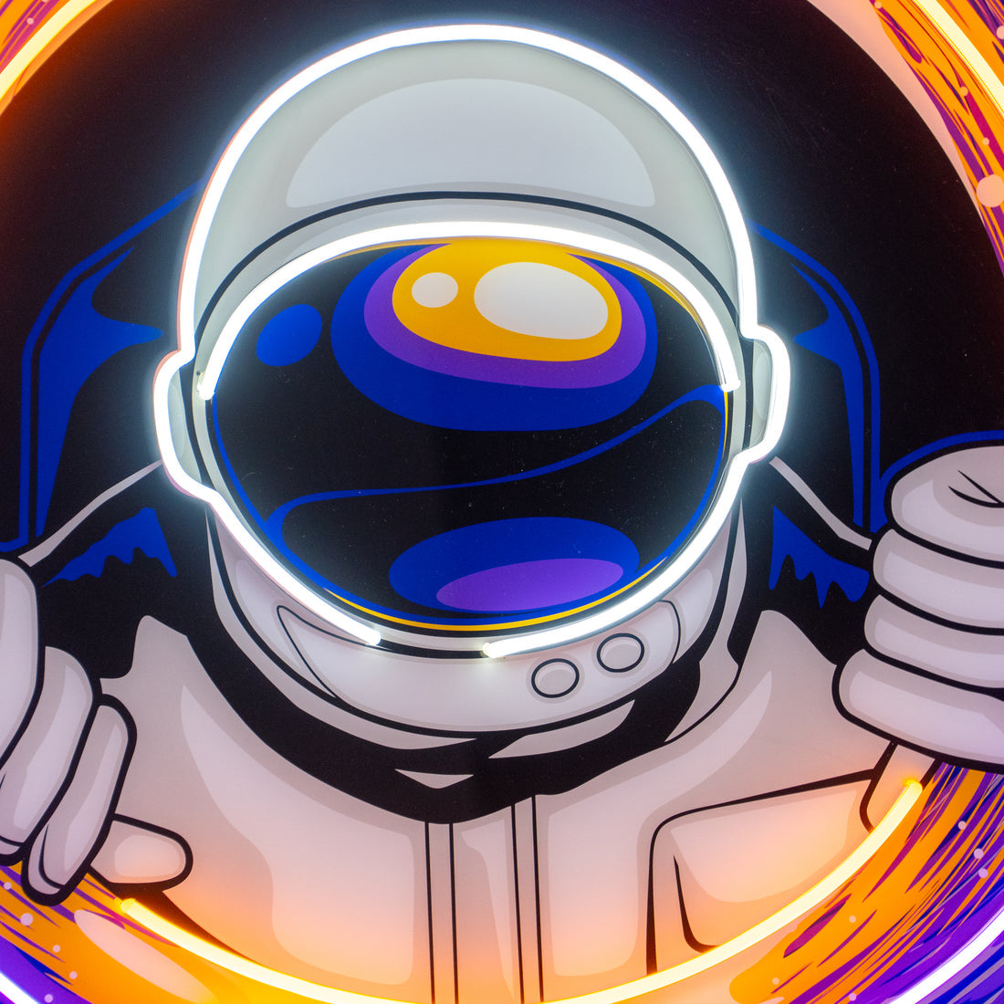 astronot-solucan-deligi-neon-tabela-karanlikta-gorunum-detay