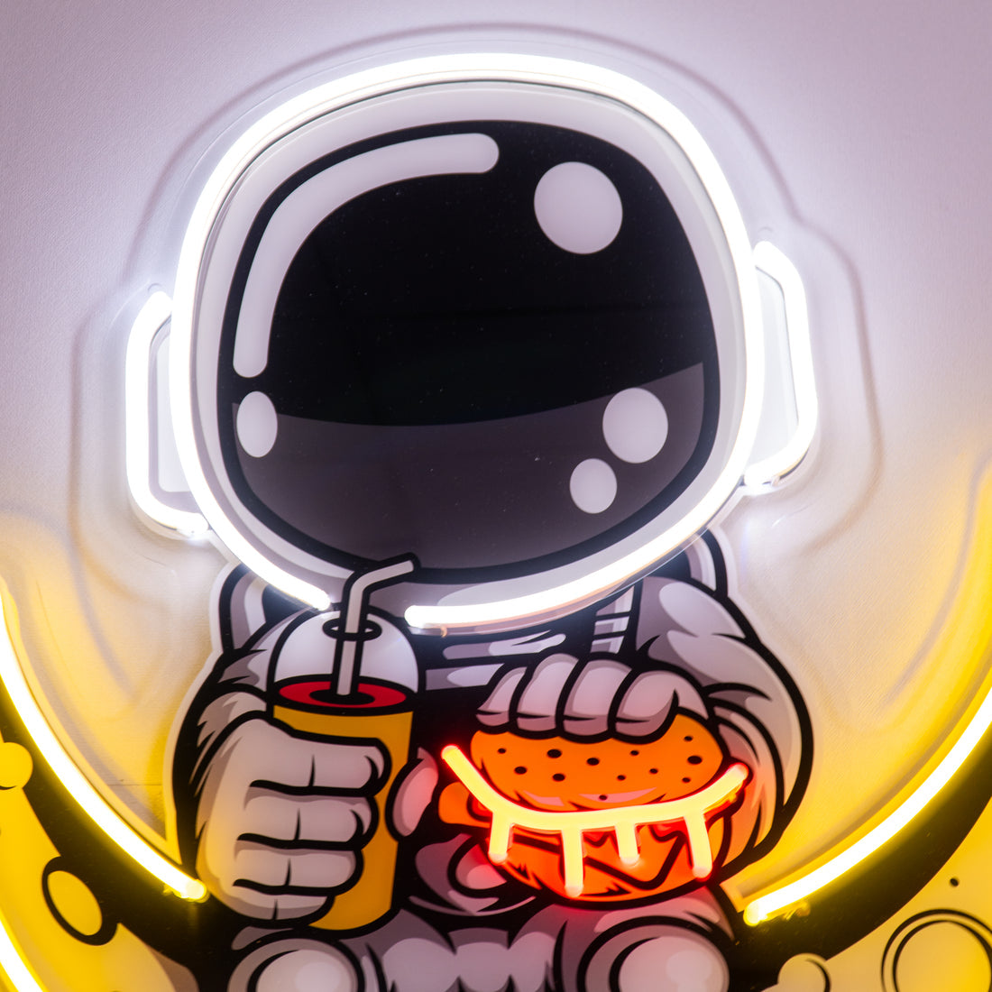 astronot-neon-tabela-yakindan-kask-detayi