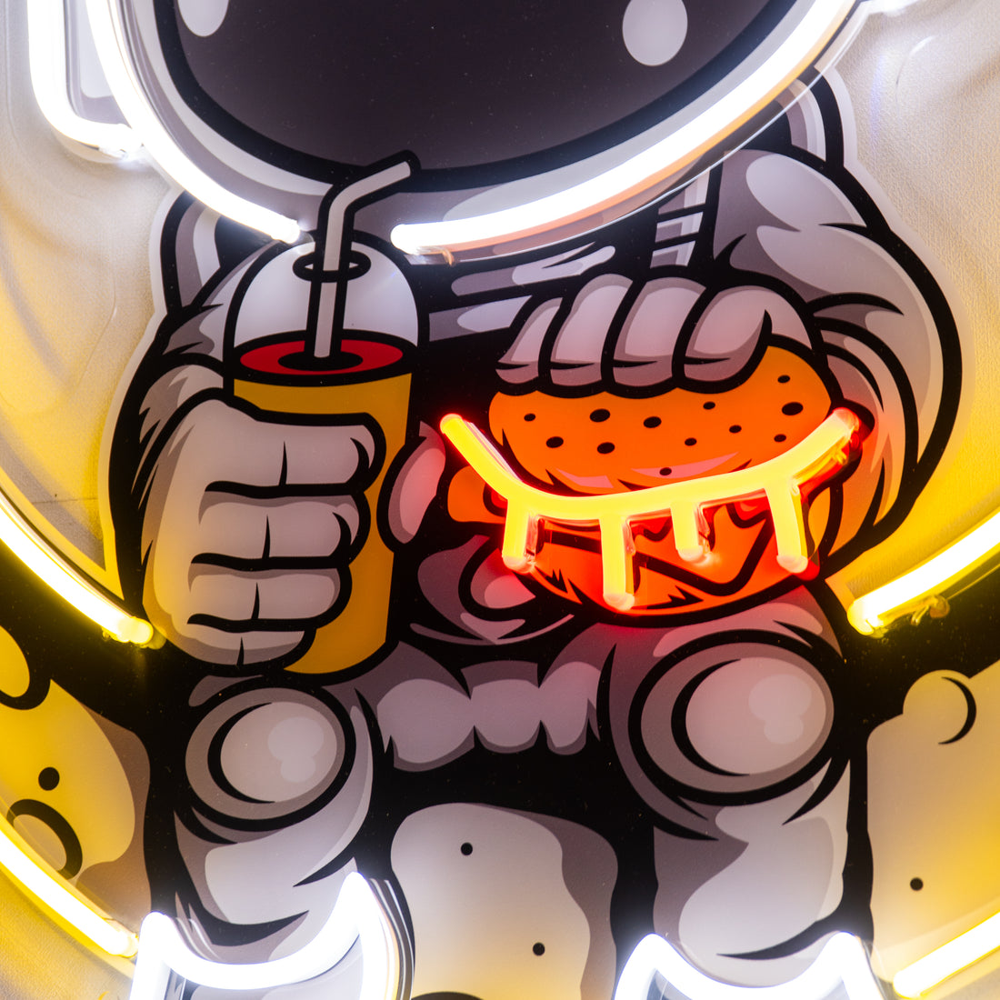 hamburger-yiyen-astronot-neon-isik-detay