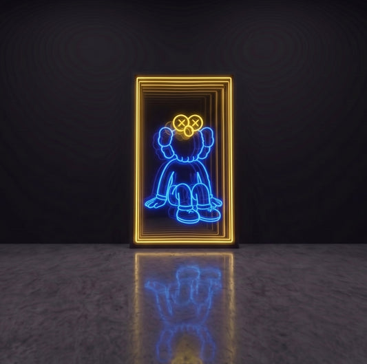 Oturan figür LED neon sonsuzluk aynası — mavi ve sarı tonlarda modern karakter