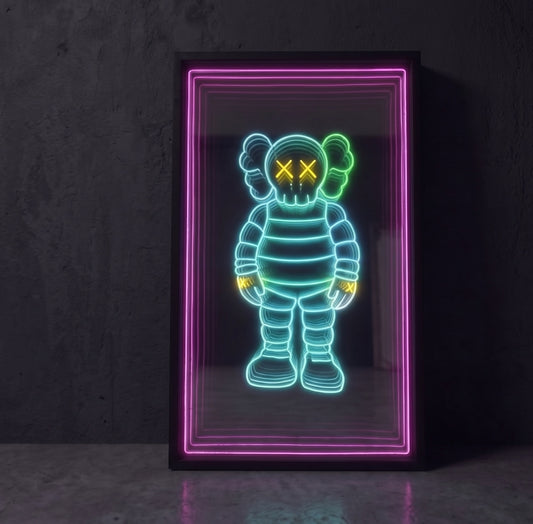 Renkli figür LED neon sonsuzluk aynası — mor ve yeşil çerçeveli mavi karakter